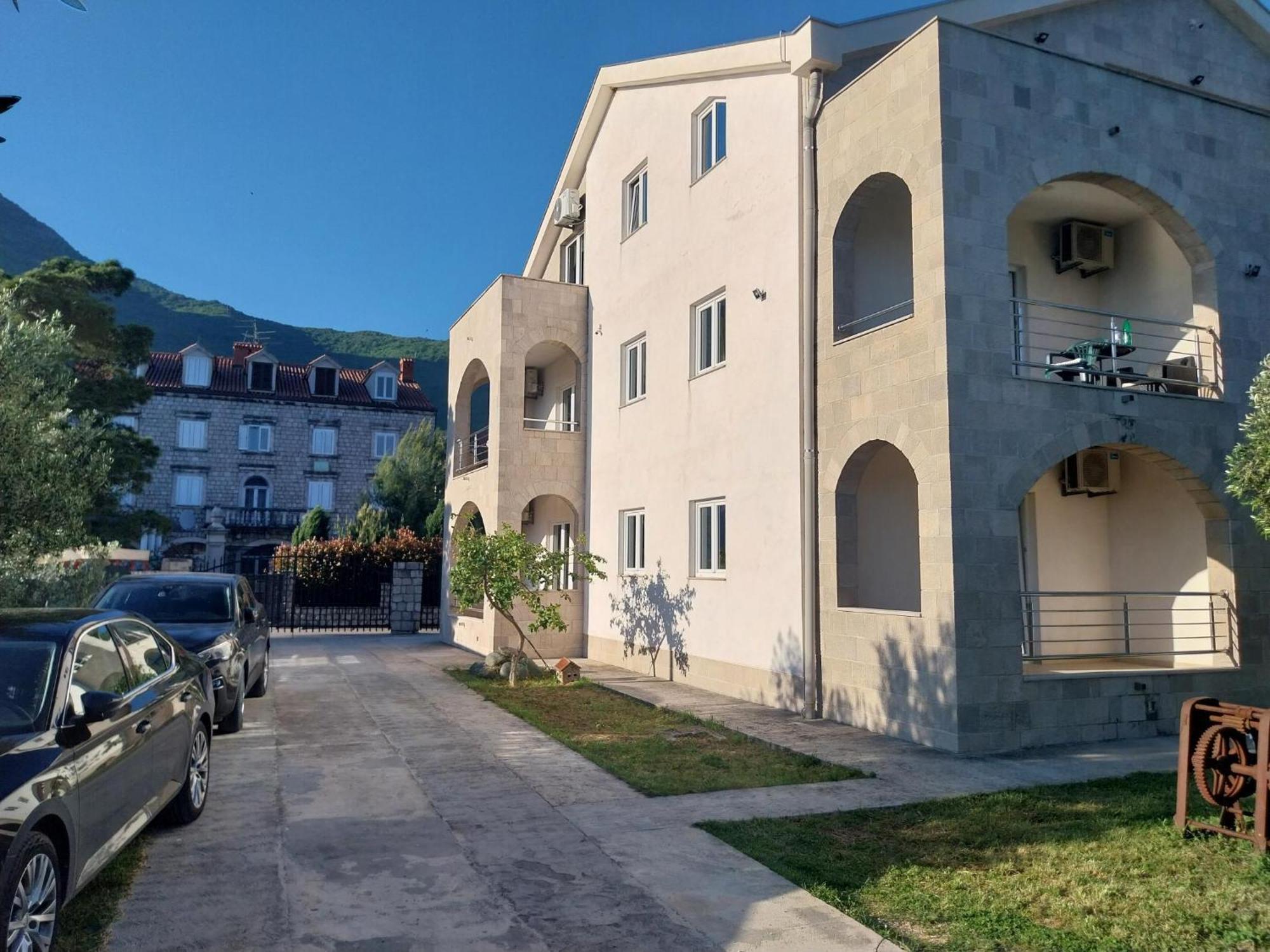 Apartments Villa Danilovic Херцег Нови Екстериор снимка